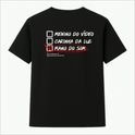 Camiseta com estampa frontal de "MANO DO SOM" sublinhado e estampa traseira de caixas de seleção com "MANO DO SOM" assinalado e hashtags abaixo.
