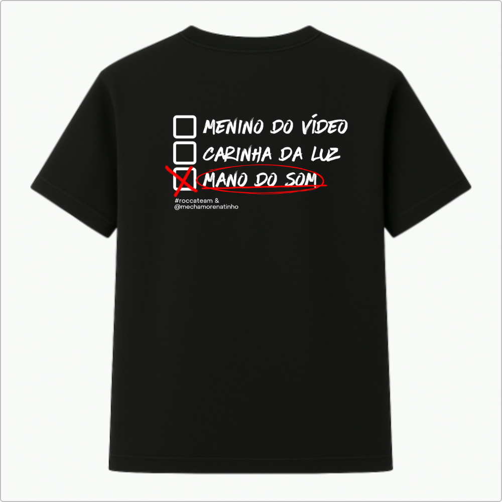 Camiseta com estampa frontal de "MANO DO SOM" sublinhado e estampa traseira de caixas de seleção com "MANO DO SOM" assinalado e hashtags abaixo.