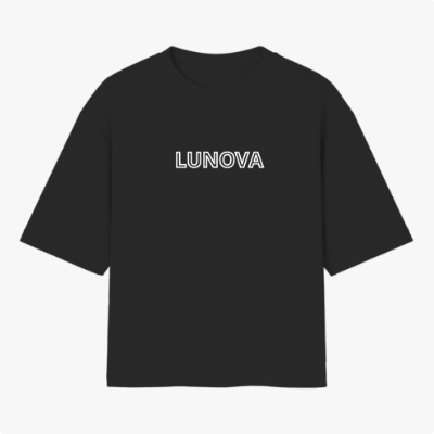 Camiseta com estampa frontal de "LUNOVA" e estampa traseira de lobo artístico com textos "WOLF PASSION" e "LUNOVA".