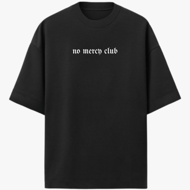 Camiseta com estampa frontal de texto "no mercy club" em estilo gótico e estampa traseira de aranha estilizada com texto superior "no mercy club".