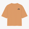 Camiseta com estampa frontal de logo com touros em combate e escrita pequena; estampa traseira de piloto de automobilismo em cima de carro e tipografia vertical.