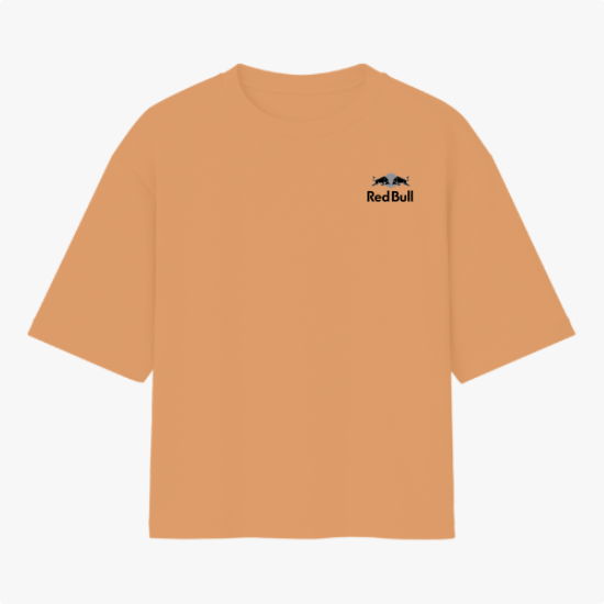 Camiseta com estampa frontal de logo com touros em combate e escrita pequena; estampa traseira de piloto de automobilismo em cima de carro e tipografia vertical.