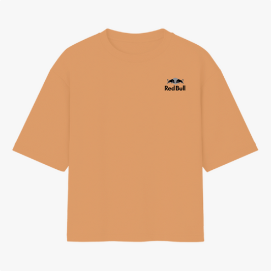 Camiseta com estampa frontal de logo com touros em combate e escrita pequena; estampa traseira de piloto de automobilismo em cima de carro e tipografia vertical.