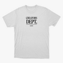 Camiseta com estampa frontal de texto "CREATORS DEPT." em fonte estilizada, acompanhado por uma frase descritiva e logotipo ovalado na parte inferior.
