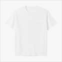 Camiseta com estampa frontal de "RIVALS" em letras discretas e estampa traseira com imagem de dois pilotos se cumprimentando, sobreposta por "RIVALS" repetido.