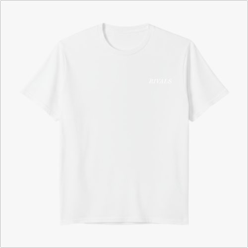 Camiseta com estampa frontal de "RIVALS" em letras discretas e estampa traseira com imagem de dois pilotos se cumprimentando, sobreposta por "RIVALS" repetido.