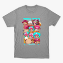 Camiseta com estampa frontal de personagens chibi usando diferentes chapéus rosa e azul, acompanhados de letras estilizadas em um tom vibrante.