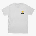 Camiseta com estampa frontal de sol estilizado com rosto sorridente e texto pequeno, e estampa traseira de sol similar com texto maior em camadas verticais.