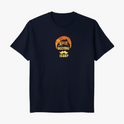 Camiseta com estampa frontal de texto "QUEM DECIDIU ISSO?" em formato de bigode e cabelos estilizados, e estampa traseira de personagem imponente nomeado "Escanor" em pose confiante, acompanhado de textos estilizados e elementos gráficos.