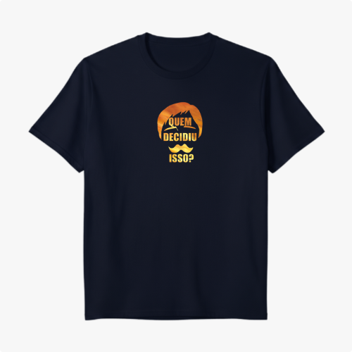 Camiseta com estampa frontal de texto "QUEM DECIDIU ISSO?" em formato de bigode e cabelos estilizados, e estampa traseira de personagem imponente nomeado "Escanor" em pose confiante, acompanhado de textos estilizados e elementos gráficos.