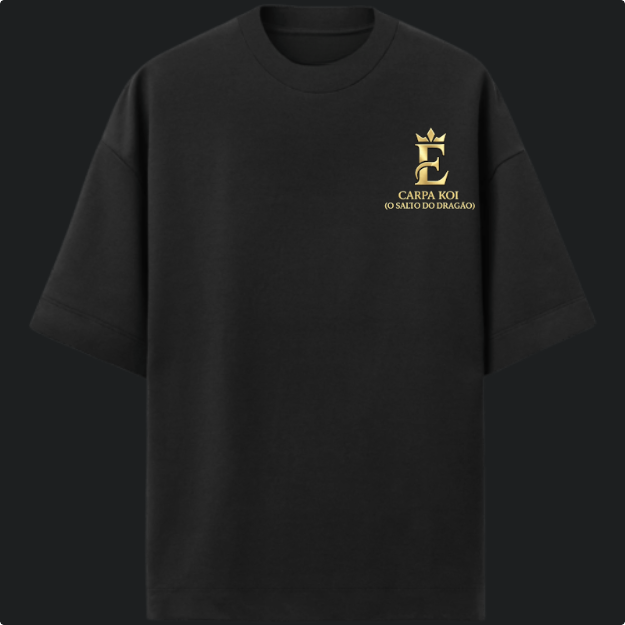 Camiseta com estampa frontal de símbolo com coroa e texto, e estampa traseira de carpa koi sob lua, cercada por águas e flores, com descrições.