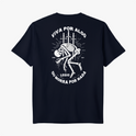 Camiseta com estampa frontal de esqueleto sobre espadas e texto "LEGIO", e estampa traseira de esqueleto com espadas e slogan "VIVA POR ALGO OU MORRA POR NADA".