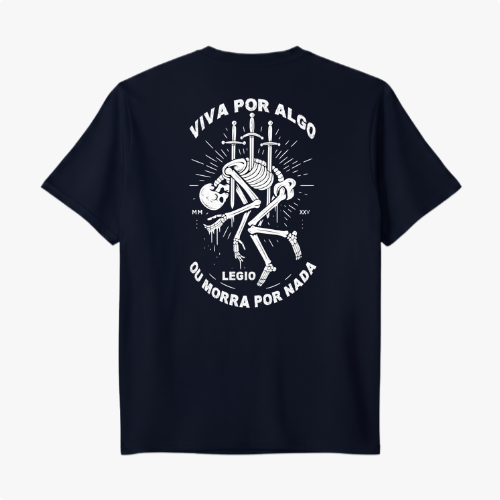 Camiseta com estampa frontal de esqueleto sobre espadas e texto "LEGIO", e estampa traseira de esqueleto com espadas e slogan "VIVA POR ALGO OU MORRA POR NADA".
