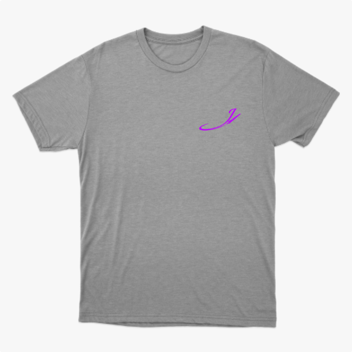 Camiseta com estampa frontal de uma inicial estilizada e estampa traseira com vários personagens icônicos de jogos e animações em um agrupamento vibrante.