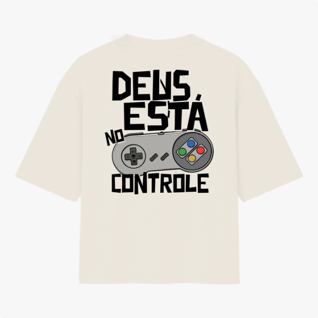 Camiseta com estampa frontal de logo pequeno escrito “VIGIA” no centro e estampa traseira de controle de videogame com frase “DEUS ESTÁ NO CONTROLE”.