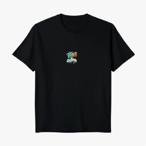 Camiseta com estampa frontal de texto estilizado colorido, destacando palavras em um layout dinâmico e envolvente, trazendo um visual moderno.