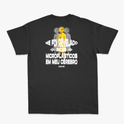 Camiseta com estampa frontal de sol estilizado com rosto sorridente e texto pequeno, e estampa traseira de sol similar com texto maior em camadas verticais.