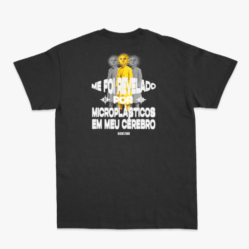 Camiseta com estampa frontal de sol estilizado com rosto sorridente e texto pequeno, e estampa traseira de sol similar com texto maior em camadas verticais.