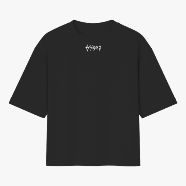Camiseta com estampa frontal de texto estilizado e estampa traseira de astronauta em forma pixelada.