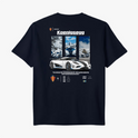 Camiseta com estampa traseira de carro esportivo Koenigsegg em paisagem de montanhas nevadas, detalhes técnicos e logotipo da marca.
