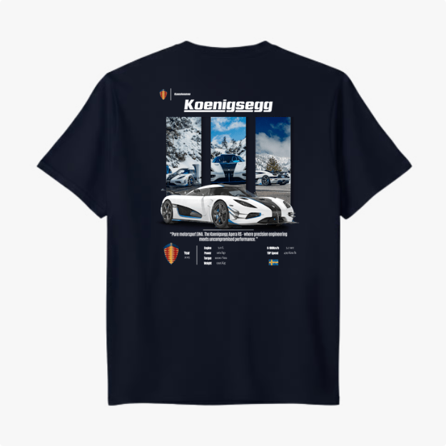 Camiseta com estampa traseira de carro esportivo Koenigsegg em paisagem de montanhas nevadas, detalhes técnicos e logotipo da marca.