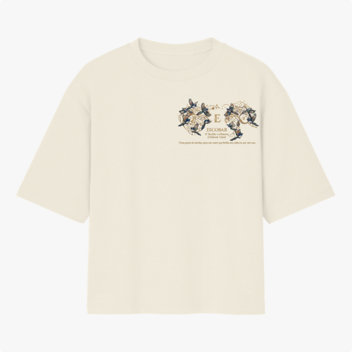 Camiseta com estampa frontal de design intrincado com elementos florais ao redor de texto e estampa traseira de figura mística centralizada com ornamentos detalhados.