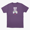 Camiseta com estampa frontal de gamepad com botões coloridos abaixo da frase "DEUS ESTÁ NO", acompanhada de referência textual "1 Coríntios 2:9".