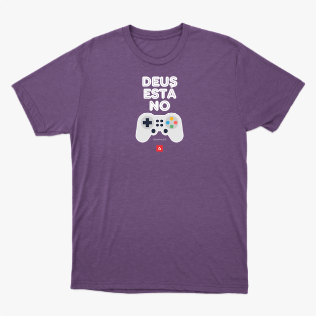 Camiseta com estampa frontal de gamepad com botões coloridos abaixo da frase "DEUS ESTÁ NO", acompanhada de referência textual "1 Coríntios 2:9".