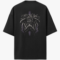 Camiseta com estampa frontal de rosto estilizado em quadro retangular e estampa traseira de mãos esqueléticas envolvendo um design abstrato alinhado verticalmente.