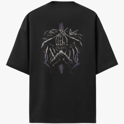 Camiseta com estampa frontal de rosto estilizado em quadro retangular e estampa traseira de mãos esqueléticas envolvendo um design abstrato alinhado verticalmente.