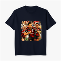 Camiseta com estampa frontal de três jogadores de futebol em ação, com expressões intensas, vestindo uniformes listrados com detalhes de patrocinadores.