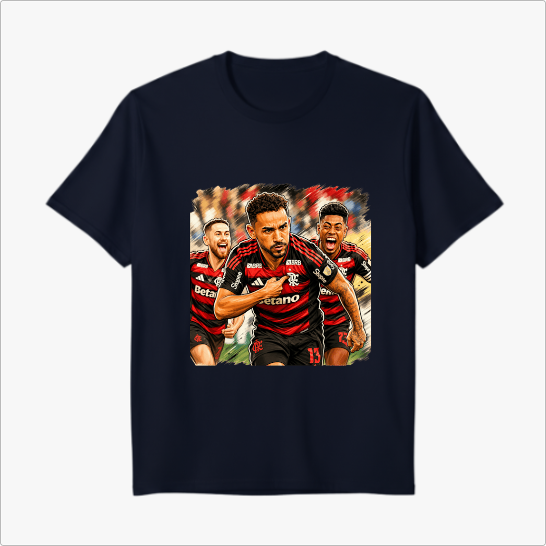 Camiseta com estampa frontal de três jogadores de futebol em ação, com expressões intensas, vestindo uniformes listrados com detalhes de patrocinadores.