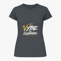 Camiseta com estampa frontal de texto estilizado "Vybe de Quebrada" acompanhado de coroa e linha embaixo, em um design dinâmico e urbano.