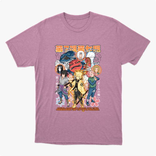 Camiseta com estampa frontal de personagens de anime em poses dinâmicas, rodeados por símbolos japoneses e detalhes florais, com texto em destaque.