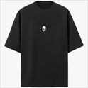 Camiseta com estampa frontal de caveira pequena e estampa traseira de pássaro em voo com texto estilizado por baixo, criando um contraste marcante.