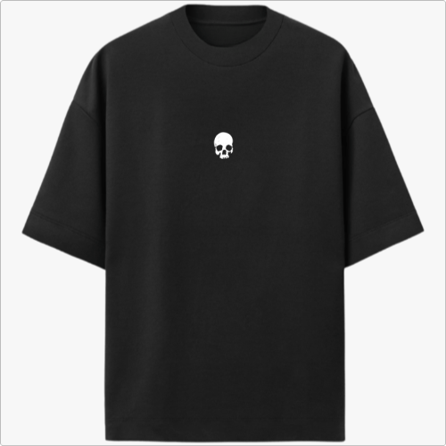 Camiseta com estampa frontal de caveira pequena e estampa traseira de pássaro em voo com texto estilizado por baixo, criando um contraste marcante.