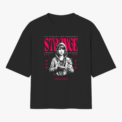 Camiseta com estampa frontal de personagem segurando uma câmera, com itens gráficos ao redor e texto estilizado em destaque, incluindo "Strange" e "Oregon 2013".