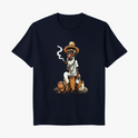 Camiseta com estampa frontal de personagem sentado em tronco, vestindo chapéu e roupas rústicas, segurando cachimbo, com jarro e fogo ao lado.