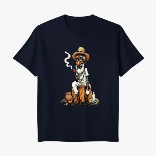Camiseta com estampa frontal de personagem sentado em tronco, vestindo chapéu e roupas rústicas, segurando cachimbo, com jarro e fogo ao lado.