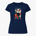 Camiseta com estampa frontal de panda estilizado usando óculos escuros, lenço e traje moderno, inserido em um design geométrico abstrato.