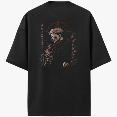 Camiseta com estampa frontal de personagem com máscara e detalhes sutis, e estampa traseira de personagem imponente cercado por sombras e prédios estilizados.