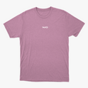 Camiseta com estampa frontal de logotipo estilizado composto por letras fluidas e modernas, centralizadas, transmitindo simplicidade e elegância.