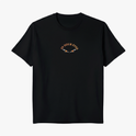 Camiseta com estampa frontal de olhos estilizados e frase “In Your Eyes” e estampa traseira de texto extenso acima de silhuetas de duas pessoas.