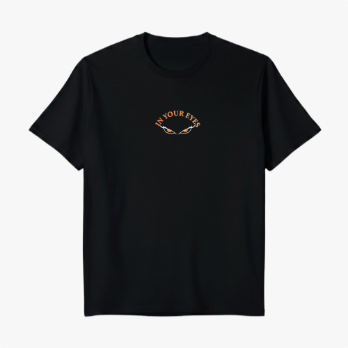 Camiseta com estampa frontal de olhos estilizados e frase “In Your Eyes” e estampa traseira de texto extenso acima de silhuetas de duas pessoas.