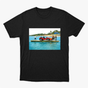 Camiseta com estampa frontal de cena litorânea com pessoas e jipe sobre balsa em rio, e estampa traseira de texto "Barra do Rio" com sol e palmeiras.