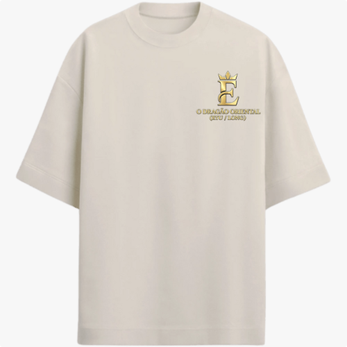 Camiseta com estampa frontal de coroa sobre letra estilizada acompanhada do texto "O Dragão Oriental (RTV/Long)" e estampa traseira de dragão mítico em cena detalhada com nuvens e texto em caracteres orientais.