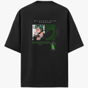 Camiseta com estampa frontal de pequeno logotipo estilizado e estampa traseira de personagem em quadrinhos com frase em destaque e elementos gráficos.