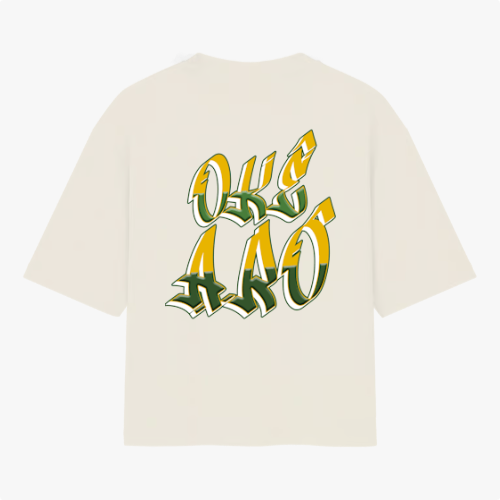 Camiseta com estampa traseira de letras grandes e estilizadas, formando a expressão "OKE AAO" com detalhes em efeito tridimensional destacando a mensagem.
