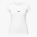 Camiseta com estampa frontal de um discreto logotipo estilizado em fonte moderna.