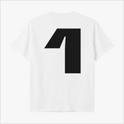 Camiseta com estampa frontal de número pequeno no peito e estampa traseira de número grande dominando o centro das costas, criando um efeito esportivo.